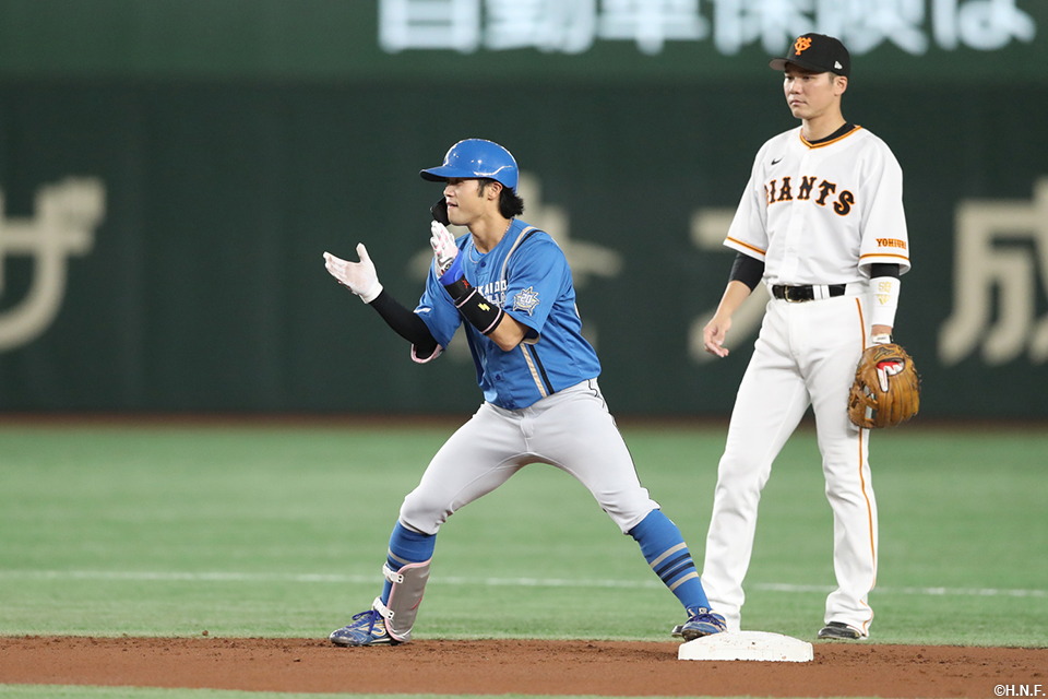 2回表、ライトへ勝ち越しの適時二塁打を放った細川選手02