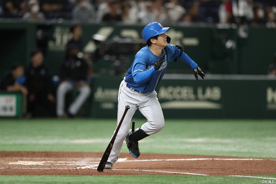 6回表、センターへ適時打を放った北山投手