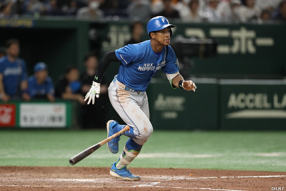 8回表、ライトへ適時二塁打を放った万波選手