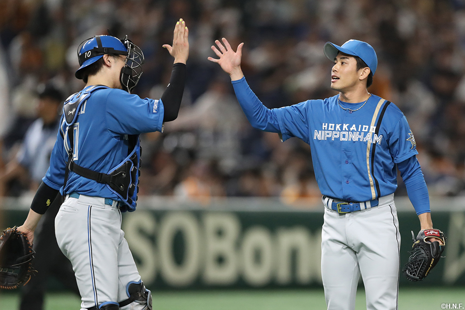 9回裏を抑えた宮内投手と清水選手
