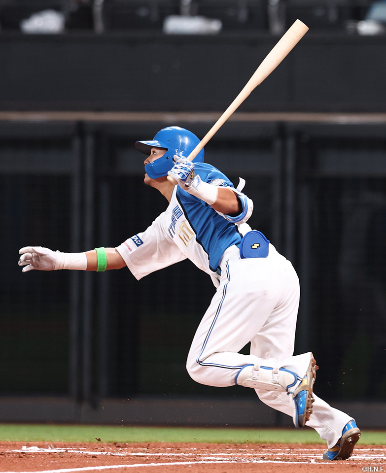 3回裏、センターへヒットを放つ郡選手