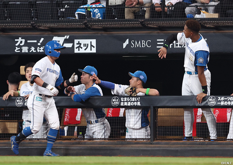 3回裏、犠打を成功させた上川畑選手