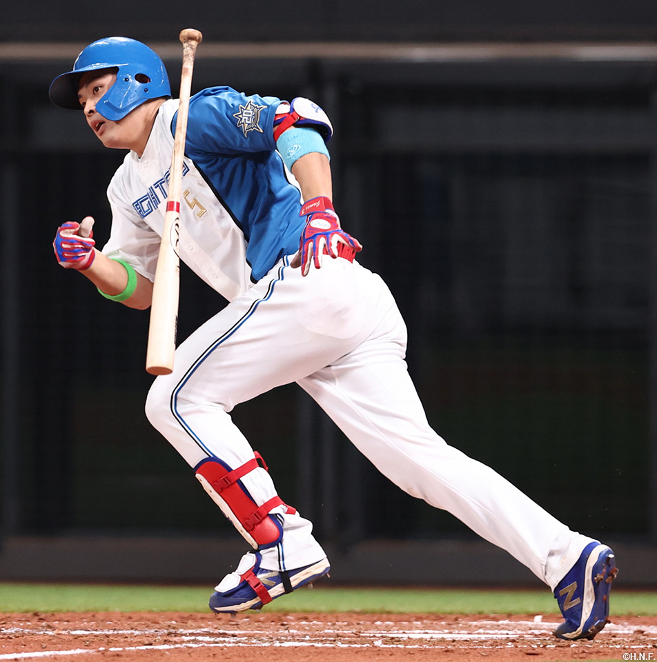 4回裏、レフトへヒットを放つ野村選手