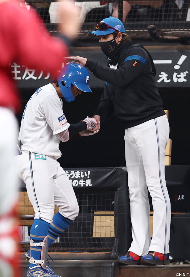 5回裏、犠打を成功させた細川選手と新庄監督