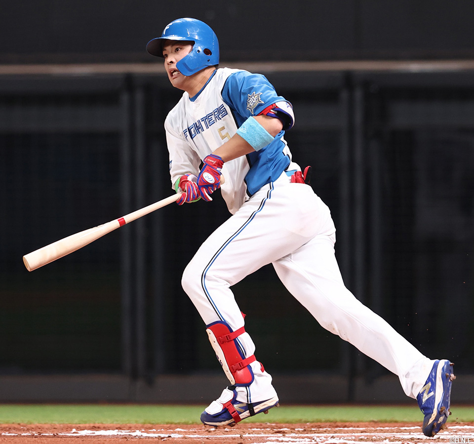 6回裏、二塁打を放つ野村選手