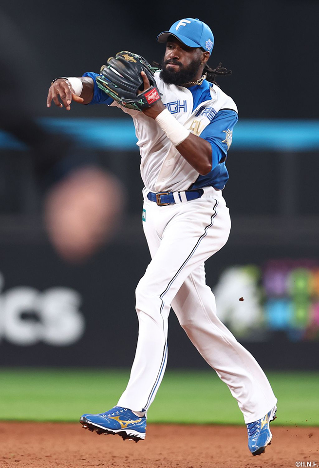 2回表、セカンドで初スタメンのハンソン選手