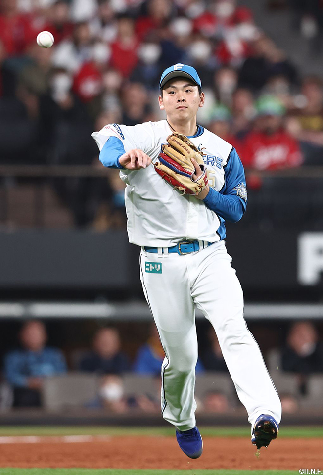 2回表、好守をみせる野村選手