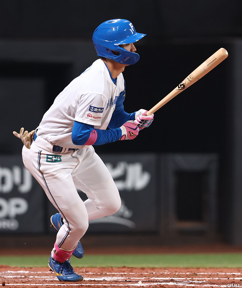 3回裏、センターへヒットを放つ加藤豪選手01