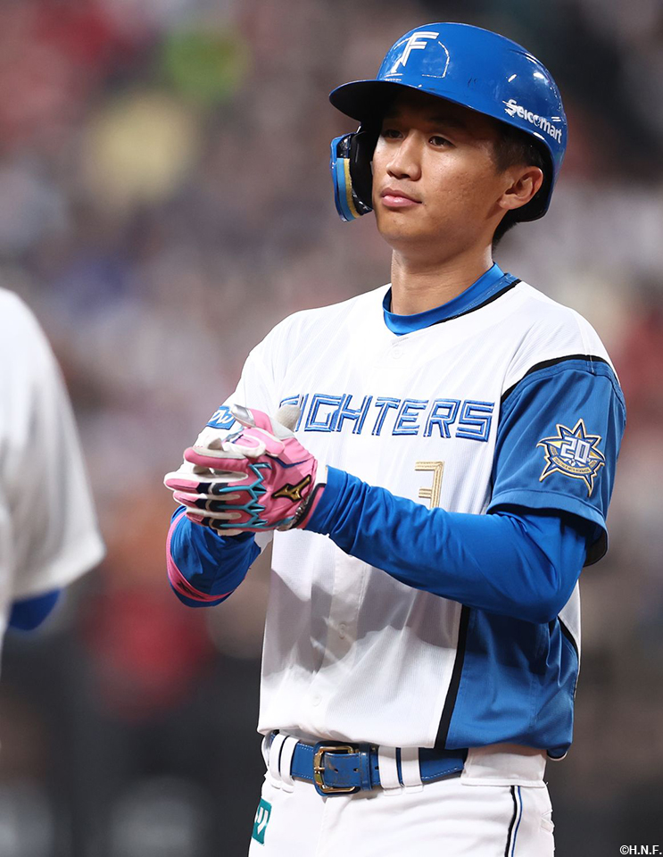 3回裏、センターへヒットを放つ加藤豪選手02