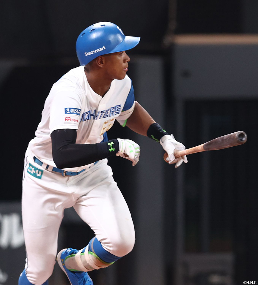 9回裏、レフトへヒットを放つ万波選手