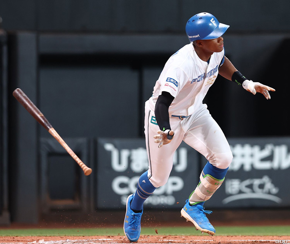 2回表、センターへヒットを放つ万波選手01