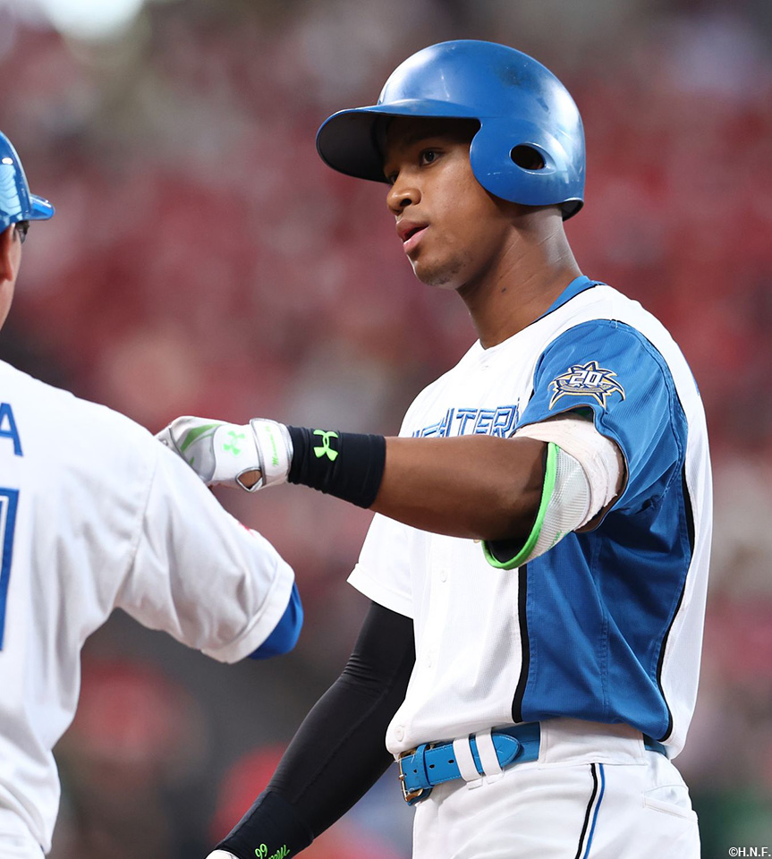 2回表、センターへヒットを放つ万波選手01