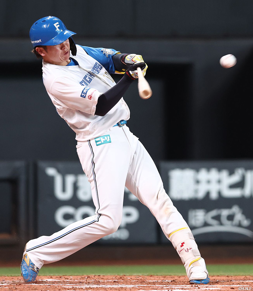 2回表、先制適時打を放つ清水選手01