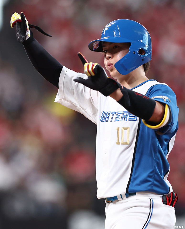 2回表、先制適時打を放つ清水選手02