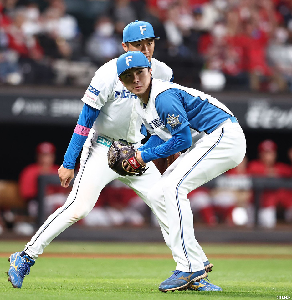 5回表、打球を処理する上沢投手