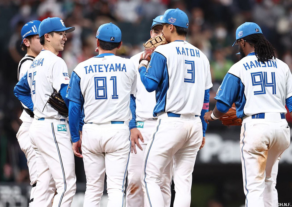 5回表、マウンドに集まる選手たち