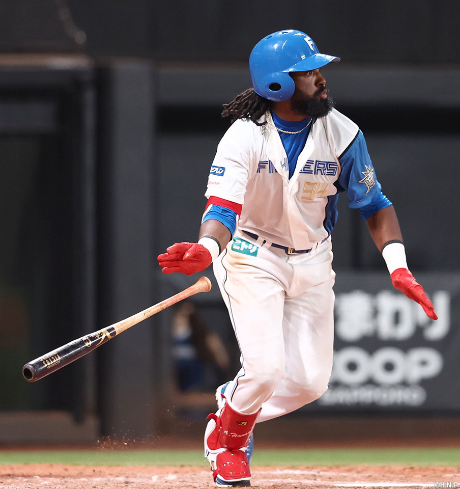 5回裏、犠牲フライを放つハンソン選手