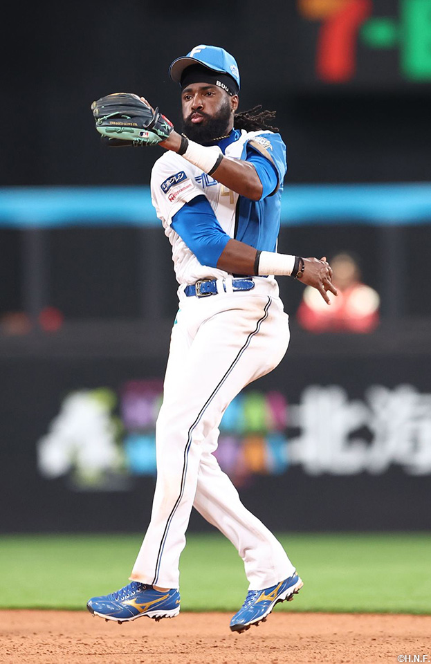 6回表、好守をみせるハンソン選手01