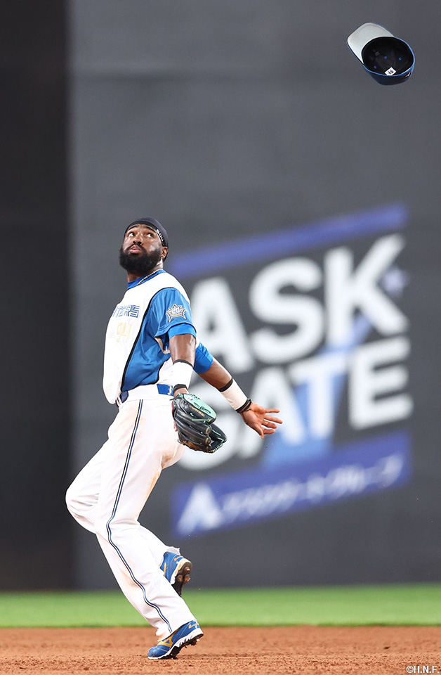 6回表、好守をみせるハンソン選手02