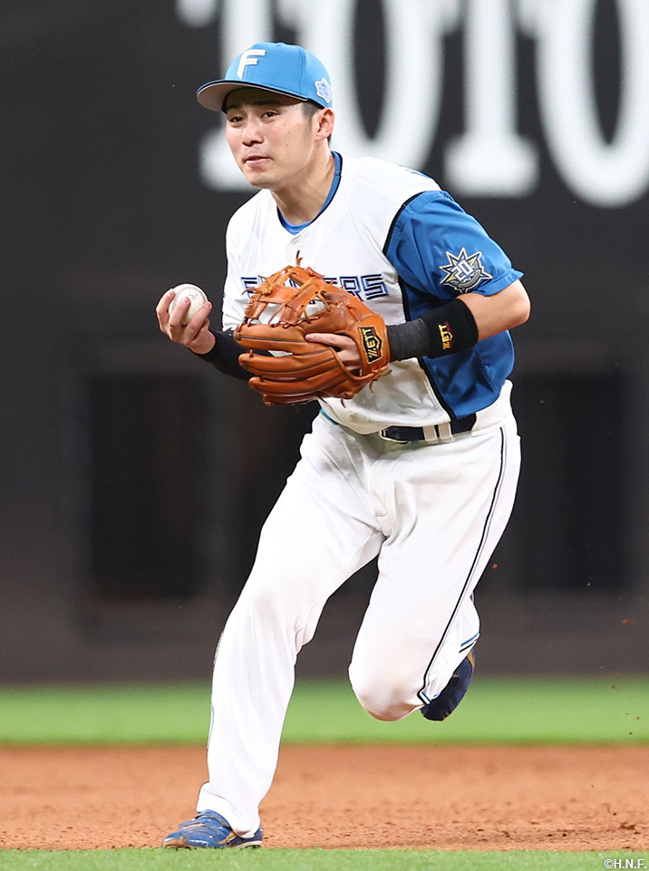 9回表、好守をみせる上川畑選手