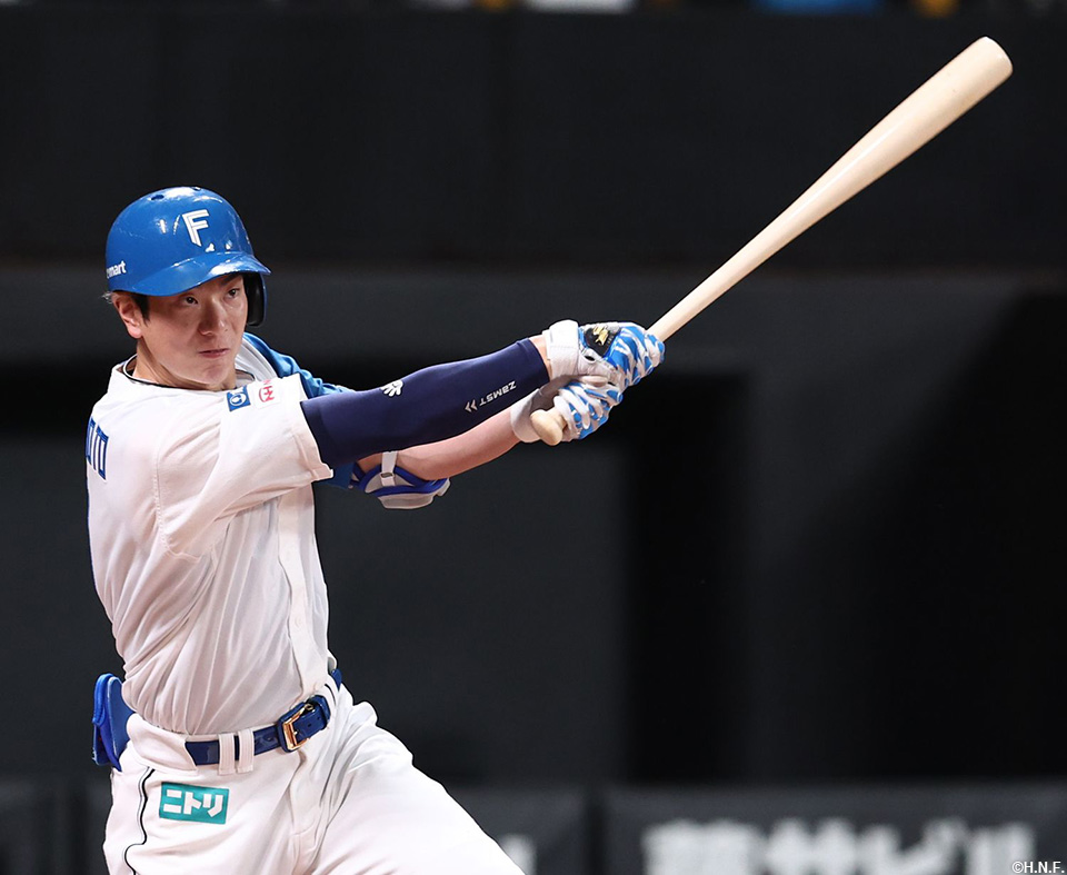 2回裏、ライトへヒットを放つ松本剛選手
