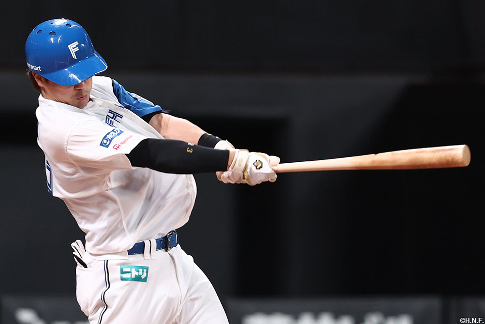 2回裏、先制2点適時打を放つ伏見選手01