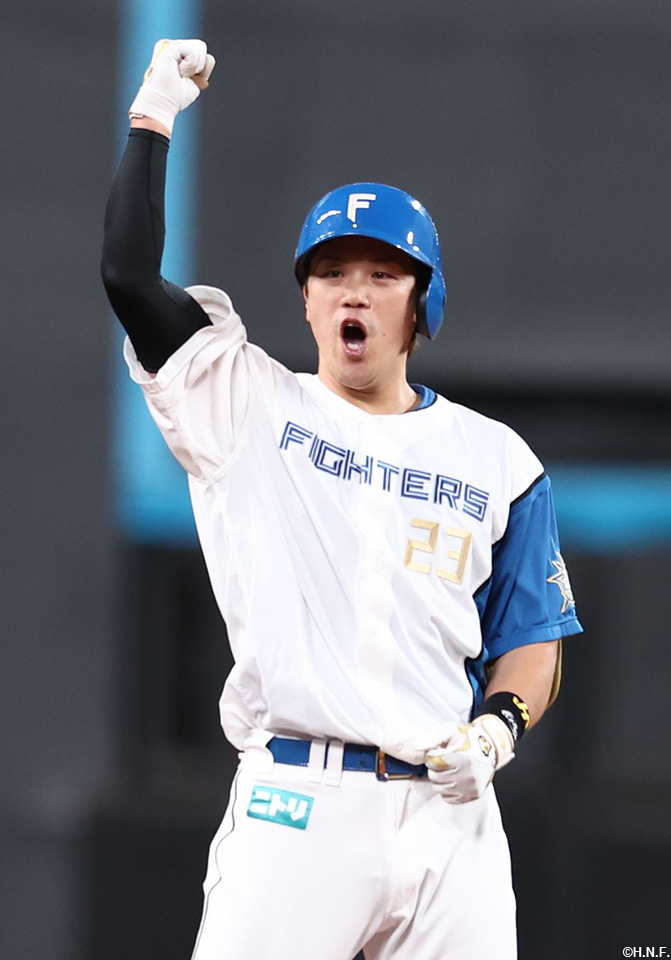 2回裏、先制2点適時打を放つ伏見選手02