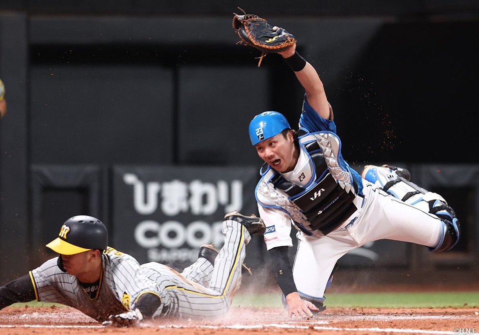 3回表、三塁走者をアウトにする伏見選手