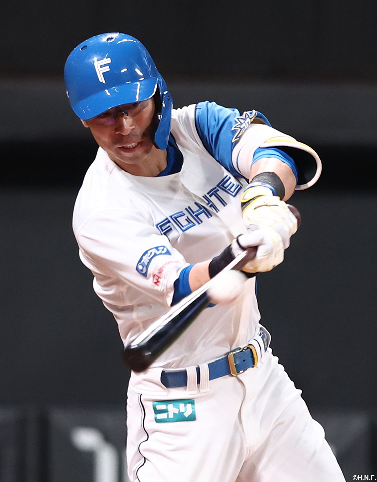 4回裏、古巣相手に本塁打を放つ江越選手01