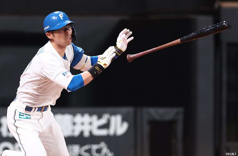 4回裏、古巣相手に本塁打を放つ江越選手02