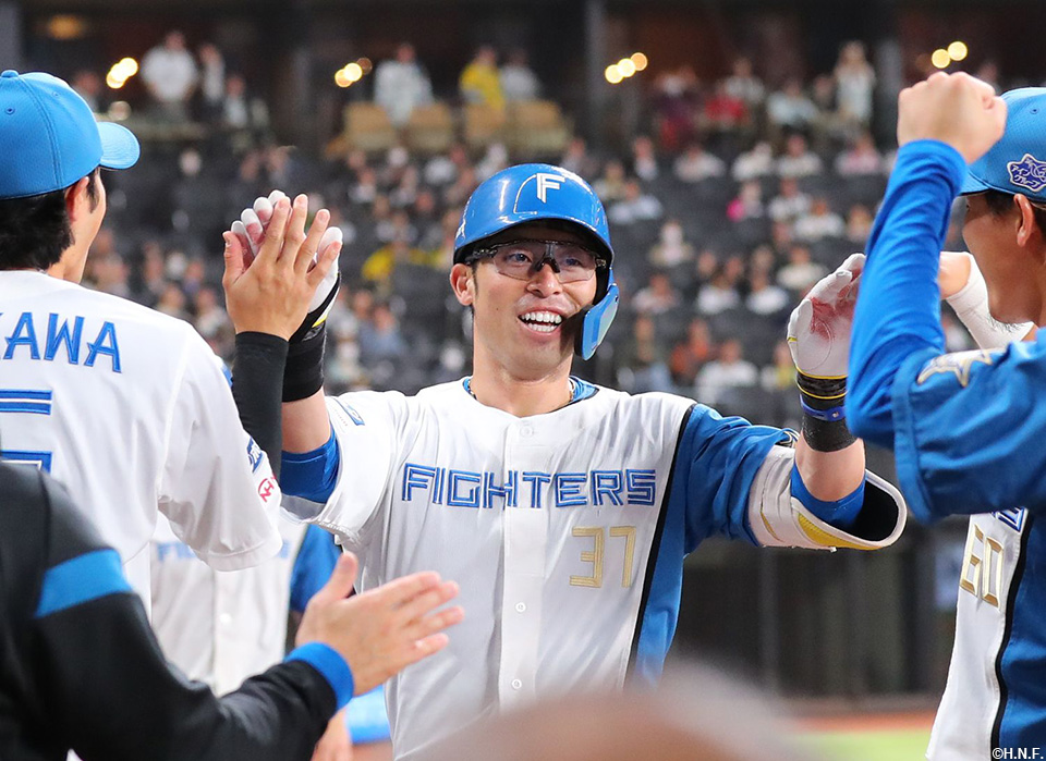 4回裏、古巣相手に本塁打を放つ江越選手03