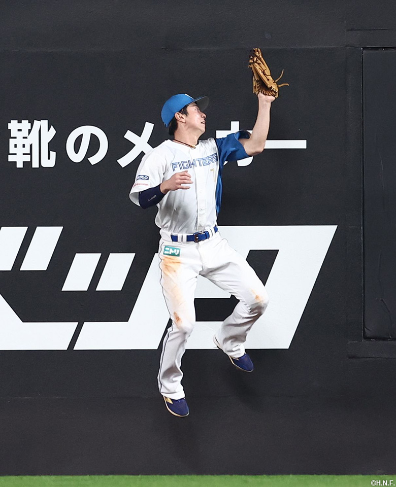 6回表、フェンス際の打球を好捕する松本剛選手