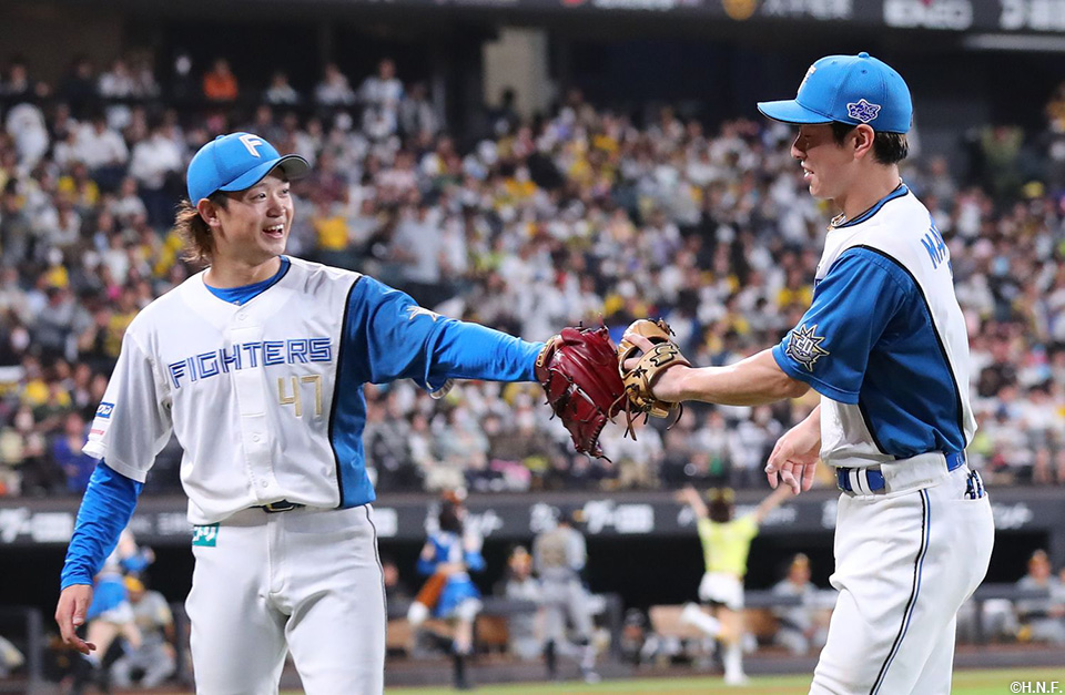 6回表、好守の松本剛選手を迎える鈴木投手