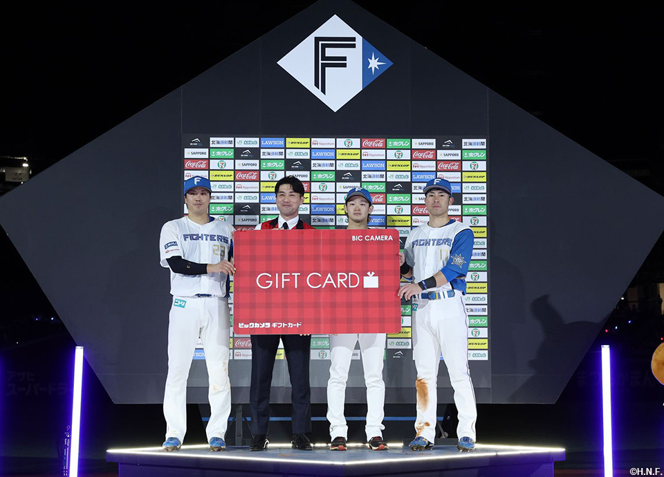 ヒーローの伏見選手、鈴木投手、江越選手01