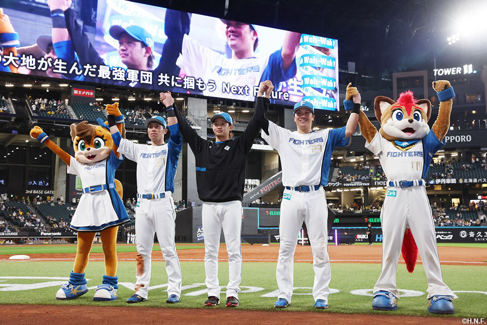 ヒーローの伏見選手、鈴木投手、江越選手02