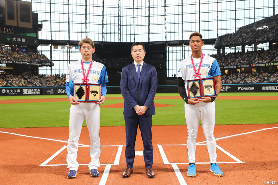 大樹生命月間MVP賞を受賞した加藤貴投手と万波選手01
