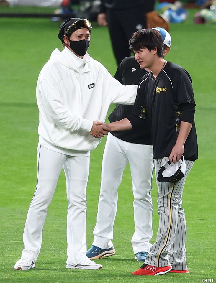 昨年まで在籍したタイガース渡邉選手と新庄監督