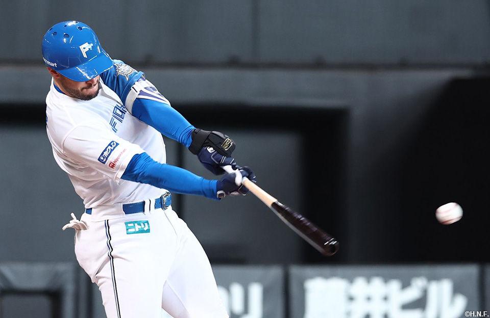 1回裏、先制適時二塁打を放つマルティネス選手