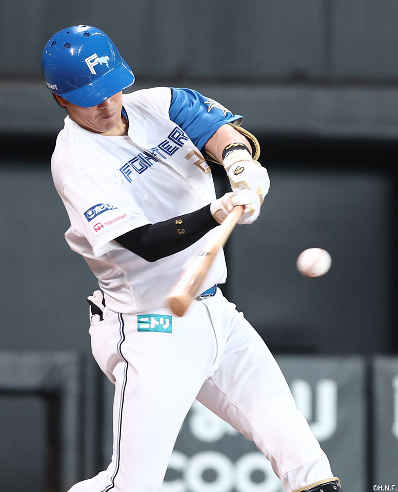 2回裏、移籍後初本塁打を放つ伏見選手01