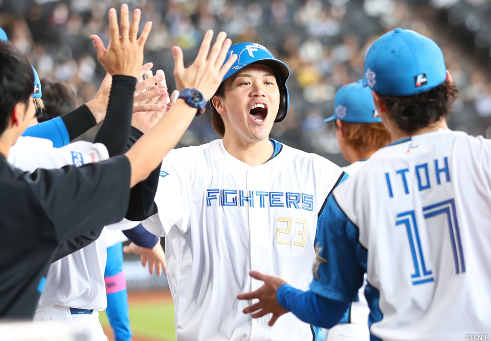 2回裏、移籍後初本塁打を放つ伏見選手02