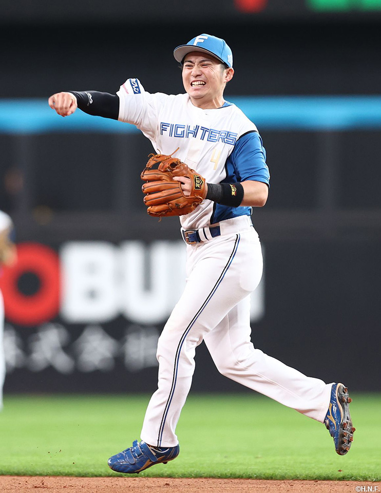 7回表、懸命の守備をみせる上川畑選手