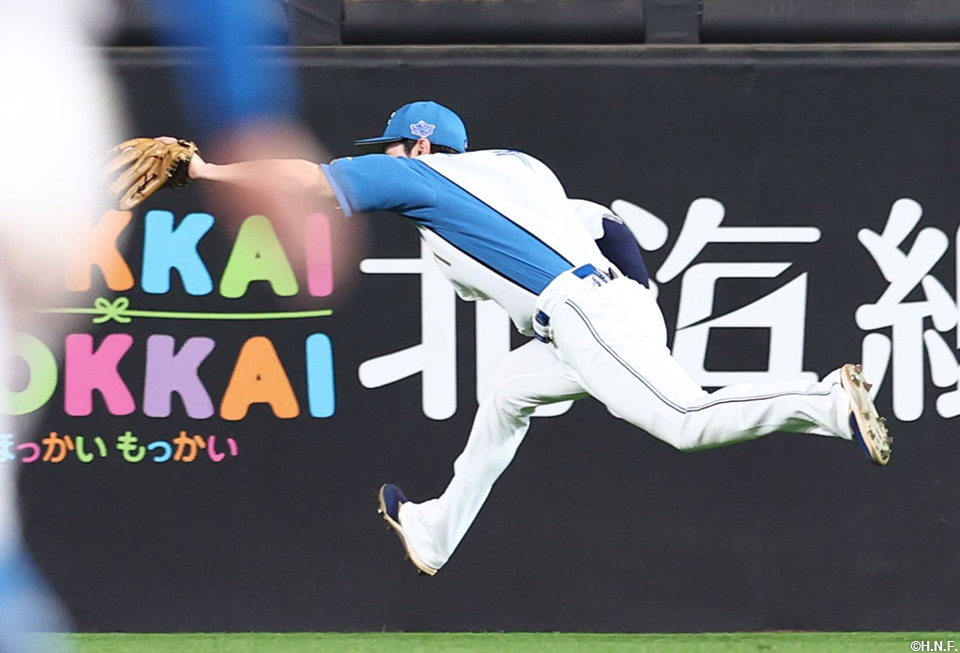 7回表、フライを好捕する松本剛選手