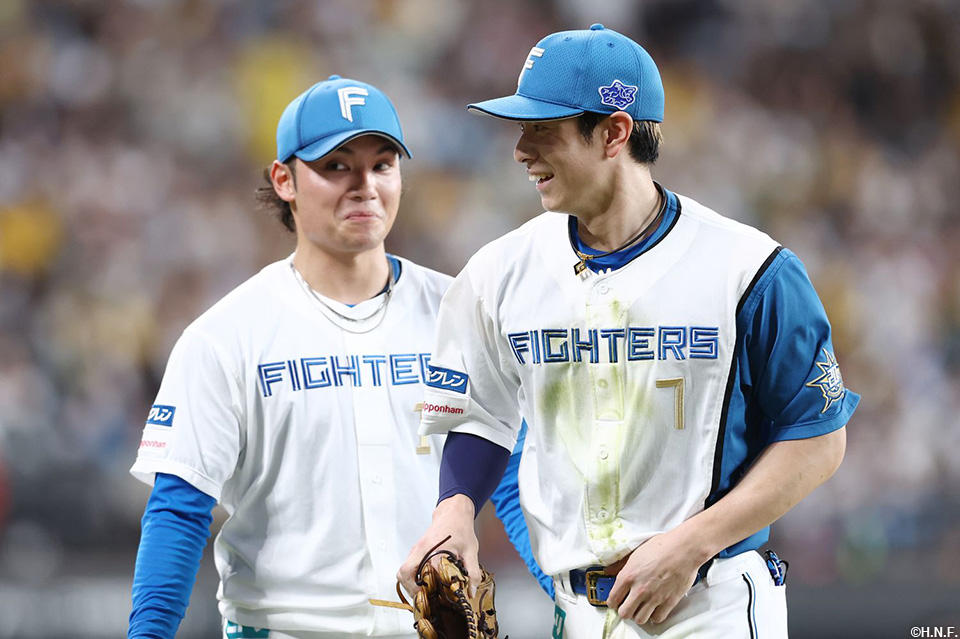 7回表、好守の松本剛選手と伊藤投手