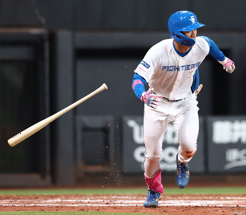 8回裏、勝ち越し適時打を放つ加藤豪選手01