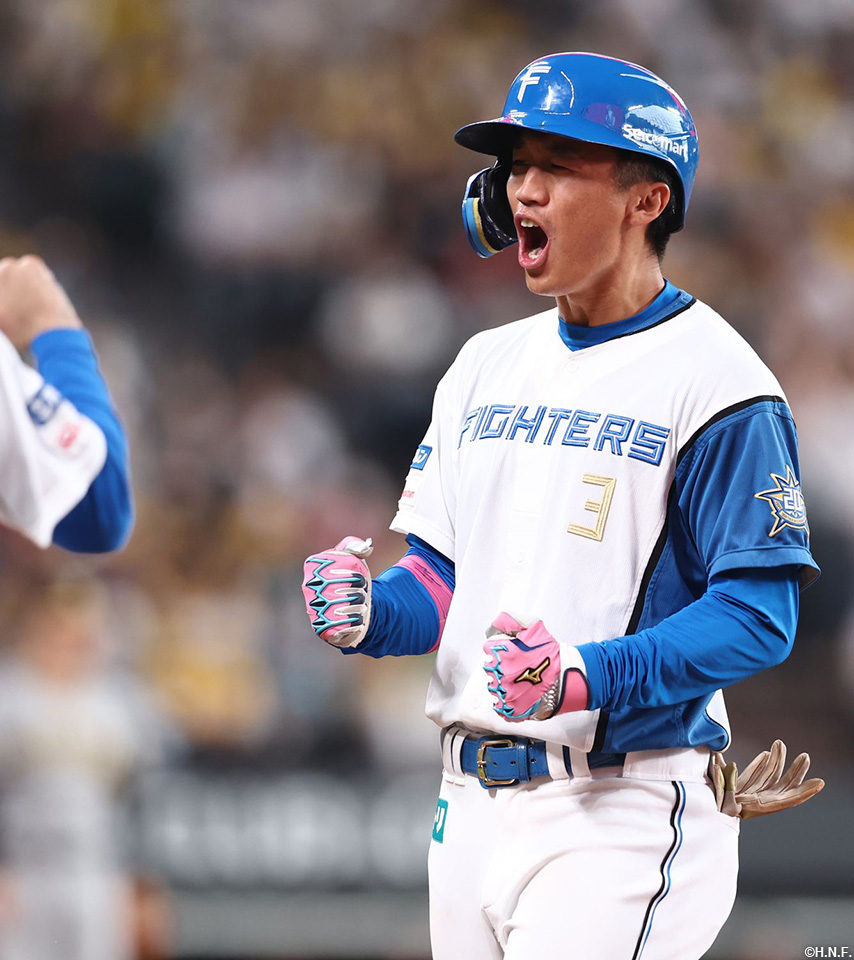 8回裏、勝ち越し適時打を放つ加藤豪選手02