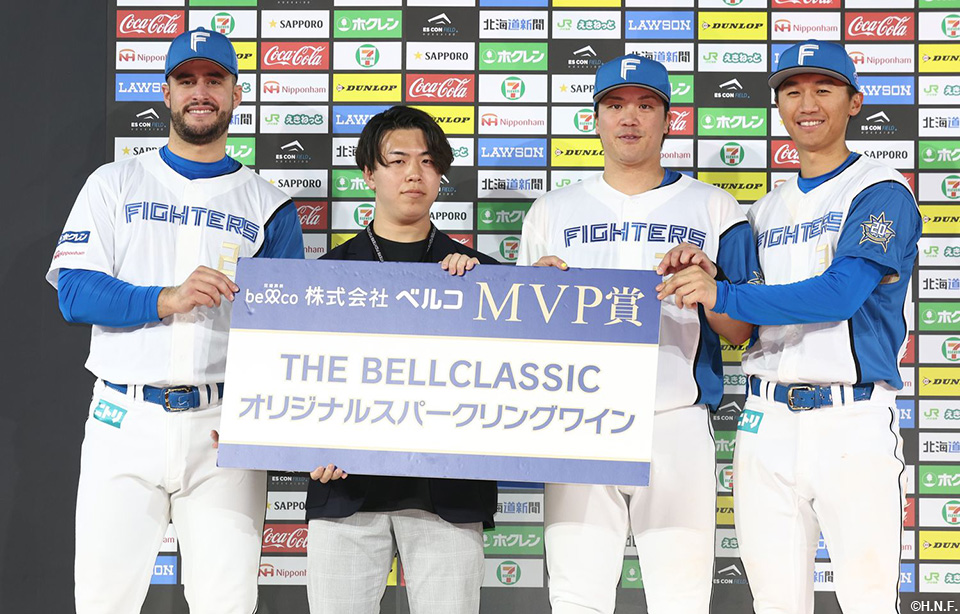 ヒーローのマルティネス選手、伏見選手、加藤豪選手01