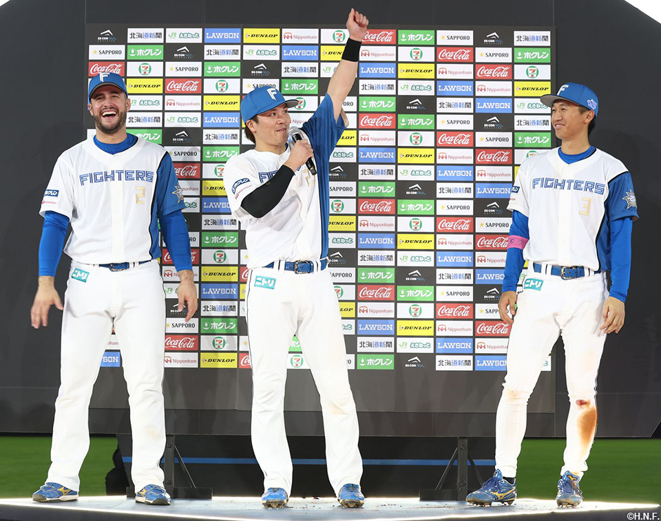 ヒーローのマルティネス選手、伏見選手、加藤豪選手02