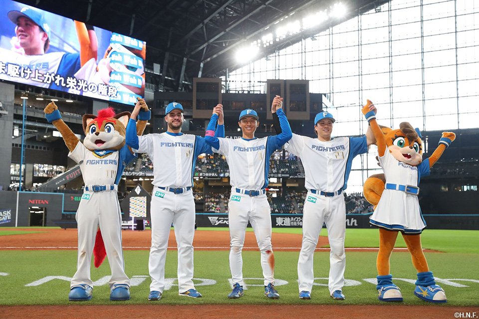 ヒーローのマルティネス選手、伏見選手、加藤豪選手03