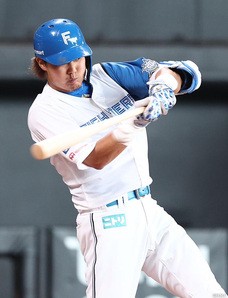 1回裏、ライトへヒットを放つ郡選手01