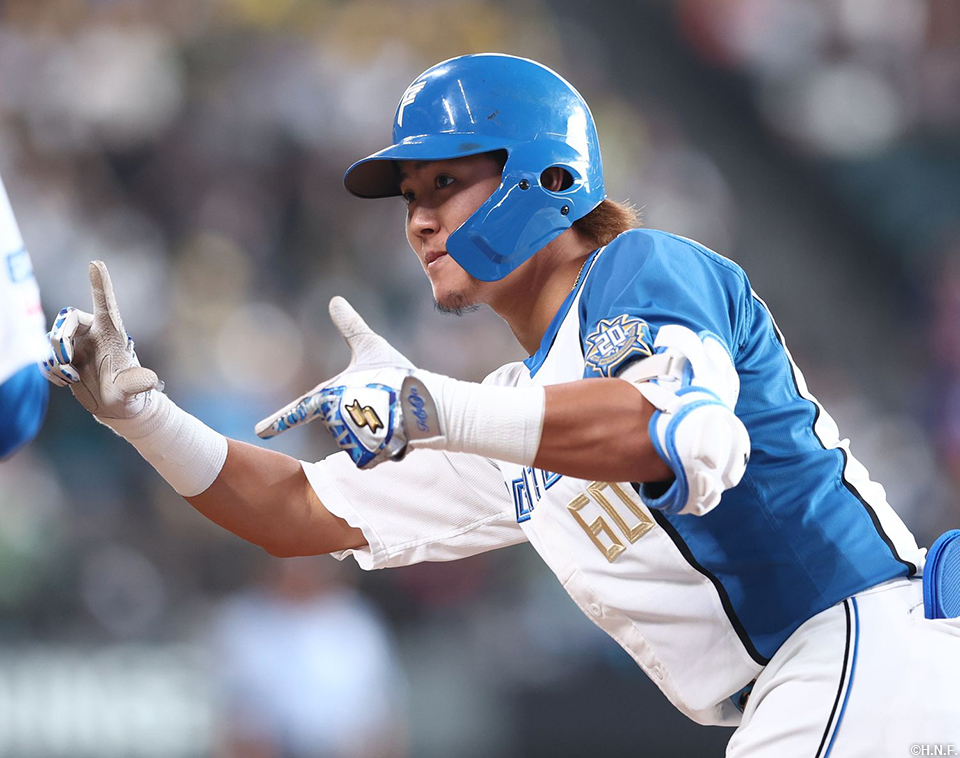 1回裏、ライトへヒットを放つ郡選手02